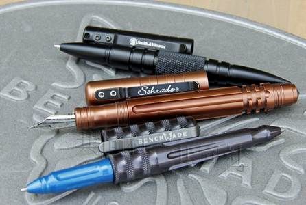 美国制造商生产的“Smith&Wesson”牌圆珠笔（上）和“Schrade Walden”牌钢笔（中）
