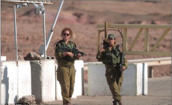 疑似以色列女兵荷枪穿比基尼现身沙滩(图)