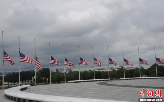 美国华盛顿纪念碑周围代表50个州的50面美国国旗降半旗致哀。中新社发 吴庆才 摄