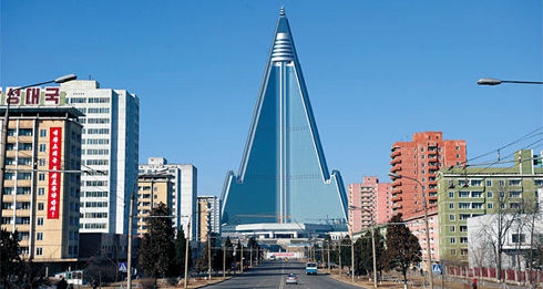 韩媒称平壤市区开霓虹灯现英文标语(图)