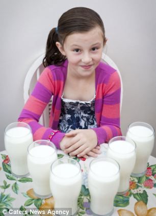 9岁的英国女孩霍莉每天都要喝掉6斤多牛奶。
