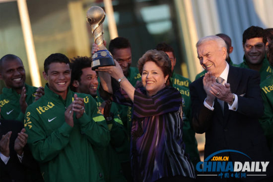 巴西总统接见足球队员 高举联合会杯冠军奖杯