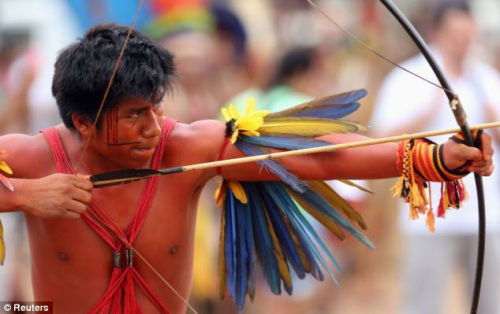 巴西原住民运动会开锣 手工奖牌代替金牌(组图