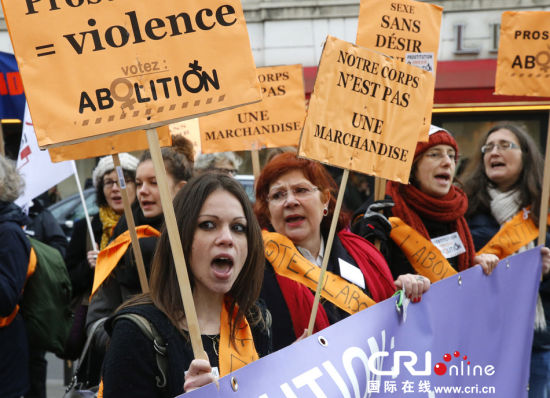 当地时间2013年11月29日，法国巴黎性工作者们集会于国民议会大楼前抗议，宣称“性工作也是工作”，要求当局撤销对卖淫嫖娼行业的禁令。