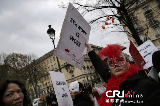 当地时间2013年11月29日，法国巴黎性工作者们集会于国民议会大楼前抗议，宣称“性工作也是工作”，要求当局撤销对卖淫嫖娼行业的禁令。