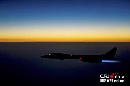 　　当地时间2014年9月17日，美国空军B-1B Lancer超音速轰炸机在空袭叙利亚境内“伊斯兰国”目标后从伊拉克北部飞过。图片来源:CFP