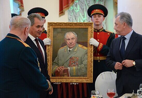 俄罗斯总统普京和国防部长绍伊古祝贺亚佐夫元帅90岁生日。普京授予其勋章
