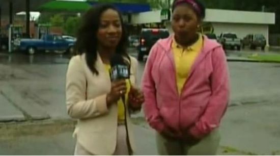 直播尴尬:记者问没完 受访者憋不住尿裤子(图)_新浪新闻