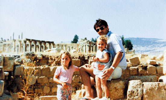 凯特4岁时与父亲和妹妹在约旦的留影