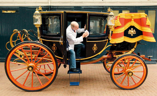 英国伦敦的皇家马厩里，工作人员正在擦拭“新娘马车”