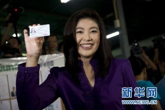7月3日，在泰国首都曼谷，泰国为泰党总理竞选人英拉・西那瓦在投票前展示身份证。