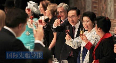 多边外交的场合里，政要们往往见缝插针，私聊热络。图为3月27日，韩国总统李明博（右三）在首尔举行的晚宴上与宾客干杯。新华社