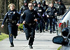 警察跑向弗吉尼亚理工大学