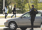 警察在美国弗吉尼亚工学院的校园内警戒