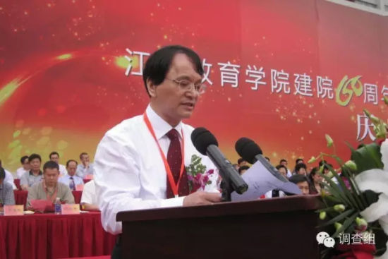 2012年，王生在江苏教育学院60周年院庆庆典上发言。图片来自江苏启东中学官网。