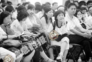 昨是华南农业大学校园开放日,众多考生家长赶在成绩公布前去了解专业、就业情况。 昨是华南农业大学校园开放日,众多考生家长赶在成绩公布前去了解专业、就业情况。