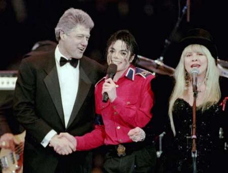 President-elect Bill Clinton (L) shakes hands with singer Michael Jackson as singer Stevie Nicks (R) of the band Fleetwood Mac sings at the finale of a star-studded gala on the eve of Clinton's first inauguration as president of the United States in Washington, in this January 19, 1993 file photo. [Agencies]