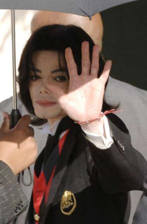 Pop star Michael Jackson waves to his fans as he arrives at the Santa Barbara County Courthouse in Santa Maria, California, in this file photo taken on May 24, 2005. [Agencies]
