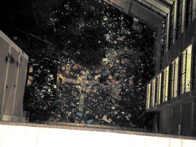 沙区某大学宿舍楼下的垃圾 网友供图 沙区某大学宿舍楼下的垃圾 网友供图