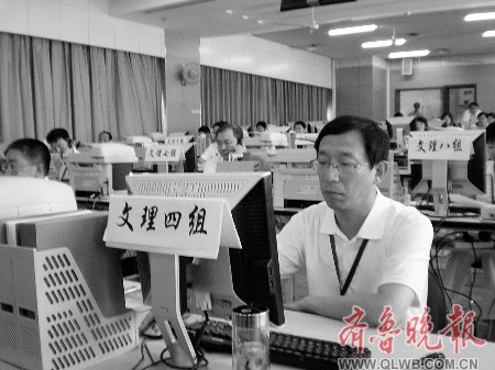 2009年高考录取现场,录检人员正紧张地工作 2009年高考录取现场,录检人员正紧张地工作