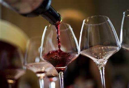 A waiter serves a glass of red wine in Hong Kong May 28, 2008(Agencies)