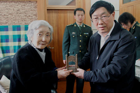 北师大附中迟到的礼物送到钱学森家中(组图)