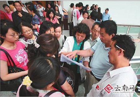考生向专家咨询有关高考问题