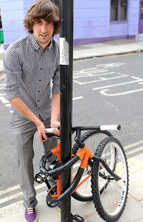 该自行车可以折叠捆绑在街道路灯杆上