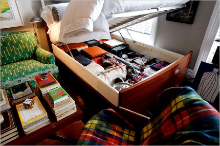 睡觉的大床掀起来就是个储藏间。