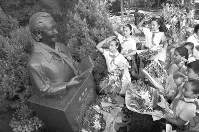 9月10日,全国首批特级教师、被温家宝总理称为“把爱献给教育的人”、“爱的教育”的倡导者和实践者——霍懋征铜像揭幕仪式在北京实验二小举行。图为该校师生为霍懋征铜像献上鲜花和红领巾,纪念这位杰出的教育家。 9月10日,全国首批特级教师、被温家宝总理称为“把爱献给教育的人”、“爱的教育”的倡导者和实践者——霍懋征铜像揭幕仪式在北京实验二小举行。图为该校师生为霍懋征铜像献上鲜花和红领巾,纪念这位杰出的教育家。