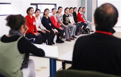 老师出题，请考生“对自己爱的人说……”90后考生们大多表达了对父母、老师、家人的感恩之情。