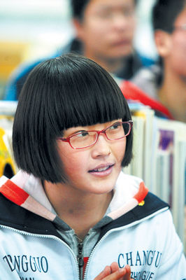 长郡中学一高三女生在认真听课，离高考不到一个月时间，学生们正在做最后冲刺。贺文兵 摄