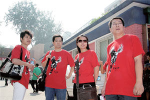 中关村中学的老师们穿着印有 “千里马”图案的文化衫来到考场前，给学生们加油打气