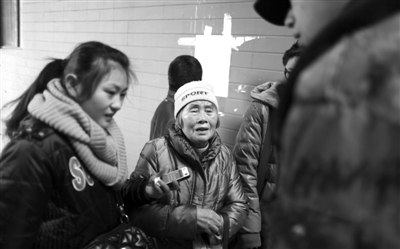 昨日，北京电影学院，一位76岁的老奶奶专程从温州赶来北京陪同外孙女报考表演学院。本报记者 浦峰 摄