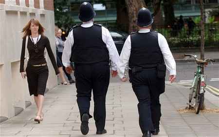 All police officers should be made to take an annual fitness test, with a pay cut for those who repeatedly fail, a review said.