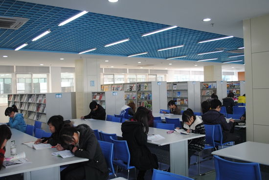 武昌理工学院图书馆:塑造美好心灵的使者
