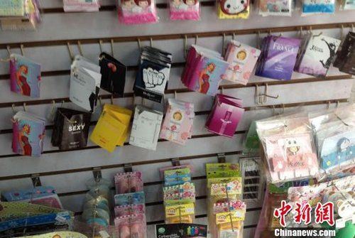 图为文具店内出售的3元香水。阿琳娜摄