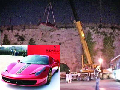 At 10:00 PM on May 6, a Ferrari sports car was lifted up to an ancient rampart in Nanjing.