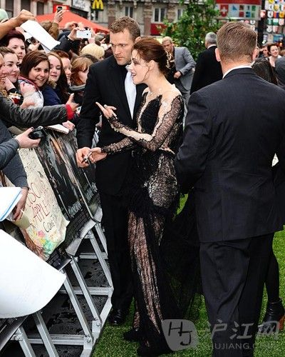 Kristen Stewart with fans