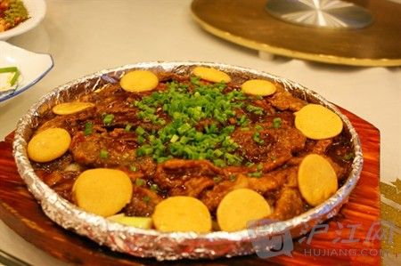 baked corn bread combined with fish, İС