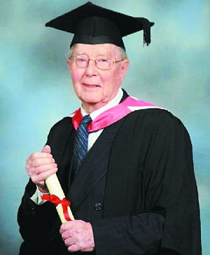 英国91岁老人硕士毕业:退休后拿三个学位
