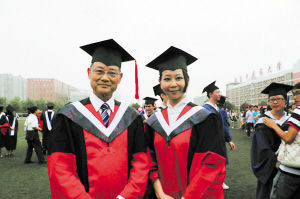 来自台湾的徐秀三与女儿徐湛瑢读完博士同时毕业。银洁 摄 