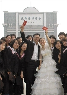 6月12日，徐州中国矿业大学，幸福的新人手举结婚证与同学合影