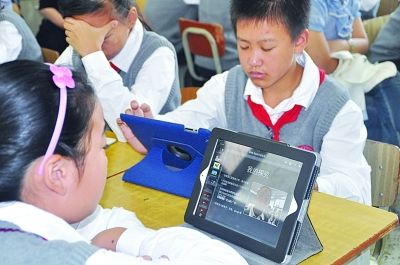 学生们在使用iPad上课。杨甜子 摄