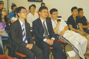  ��ϯ���±�����У԰���ѧ������ݹ�Ա�����˺齲����ݷ��ɡ�(�� ��)