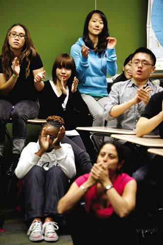 2010年5月，纽约一所高中的学生正在收看演讲直播。
