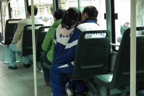 中学生公车纵情热吻 女生坐男生腿上(图)