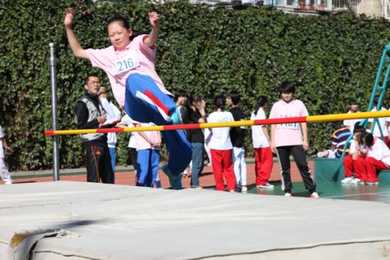 在9月29日举行的学校第十六届田径运动会上，华夏女中的学生们在参加项目比赛