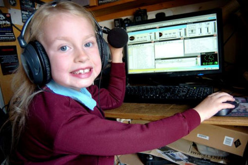 虽然年纪轻轻，但安布尔工作起来可是有模有样