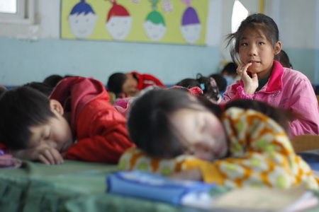 中午孩子们在教室休息时，很多山里娃都没睡着